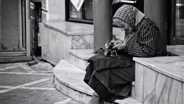 Romany Flower Seller, Braşov, Romania, Europe